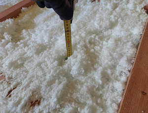 Zateplení stropu rodinného domu pomocí foukané izolace